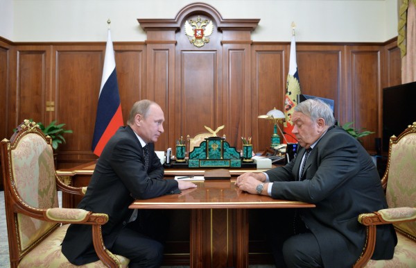 Президент России Владимир Путин и президент Российской академии наук Владимир Фортов во время встречи