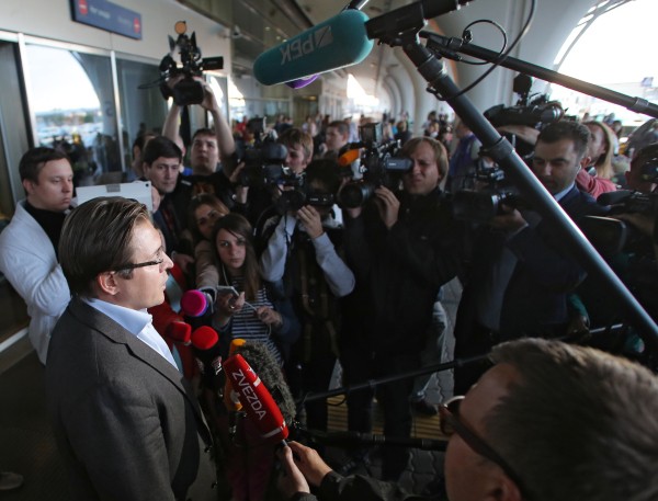 Адвокат Александр Карабанов (слева на первом плане) общается с журналистами в аэропорту Внуково