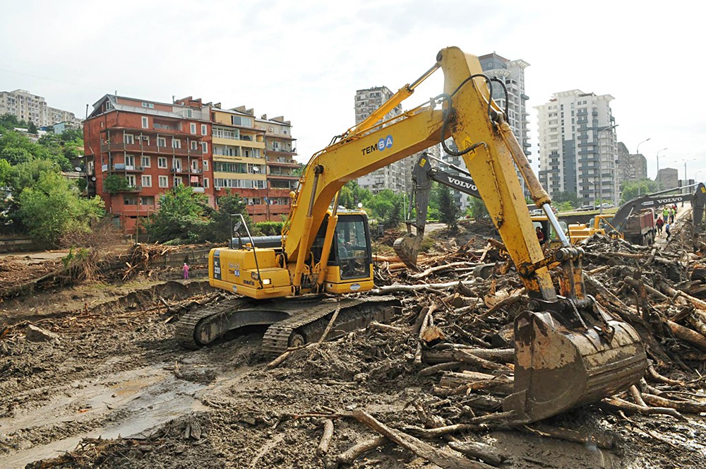Восстановительные работы на месте наводнения в Тбилиси
