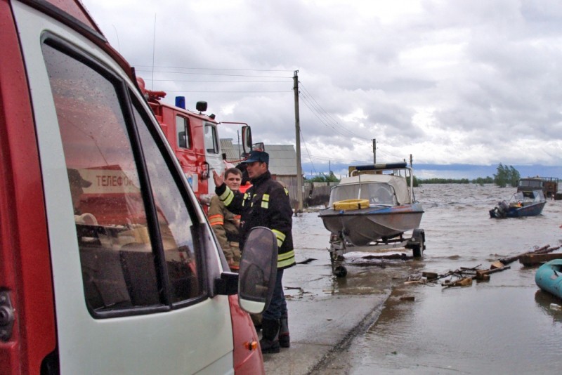 Спасатели МЧС эвакуируют жителей из зоны паводка