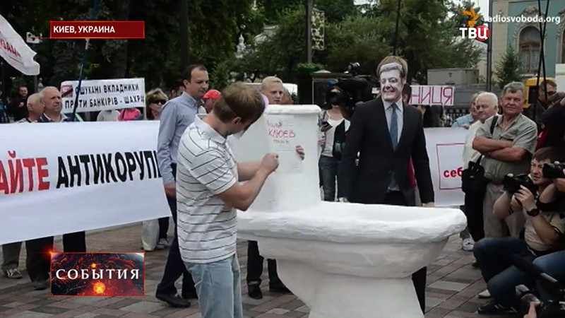 Участники митинга "Не сливайте антикоррупционную прокуратуру" у здания Верховной рады в Киеве