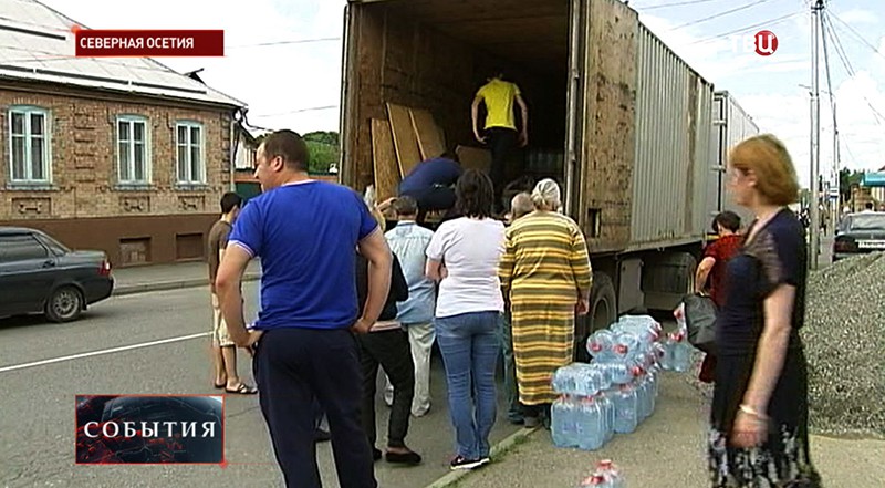 Люди набирают воду в Северной Осетии
