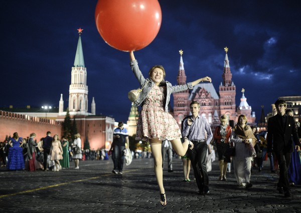 Выпускники празднуют окончание школы на Красной площади в Москве