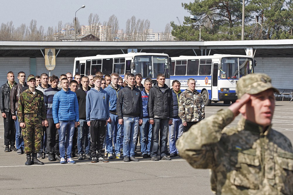 Призывники в украинскую армию на призывном пункте