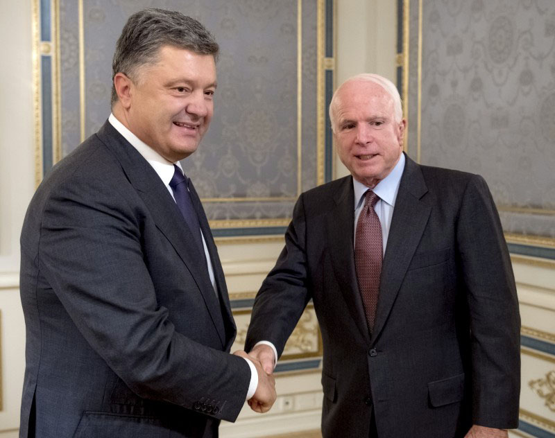 Президент Украины Пётр Порошенко и сенатор США Джон Маккейн