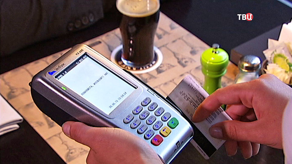Оплата банковской картой в ресторане