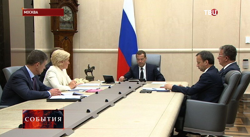 Председатель правительства России Дмитрий Медведев проводит совещание
