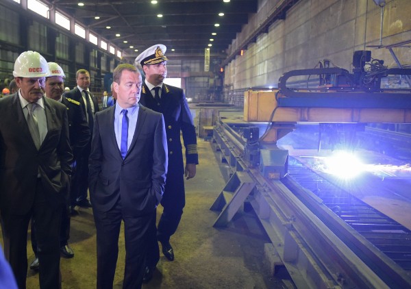 Председатель правительства России Дмитрий Медведе во время посещения Онежского судостроительно-судоремонтного завода в Петрозаводске