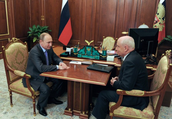 Президент России Владимир Путин и исполнительный секретарь СНГ Сергей Лебедев во время встречи в Кремле