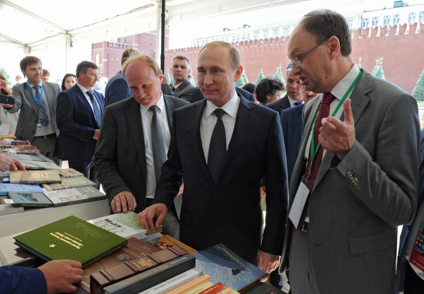 Владимир Путин во время посещения фестиваля "Книги России"