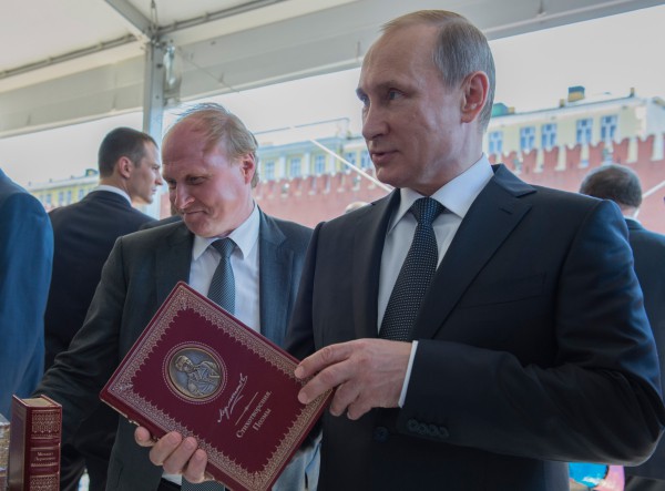 Владимир Путин во время посещения фестиваля "Книги России"
