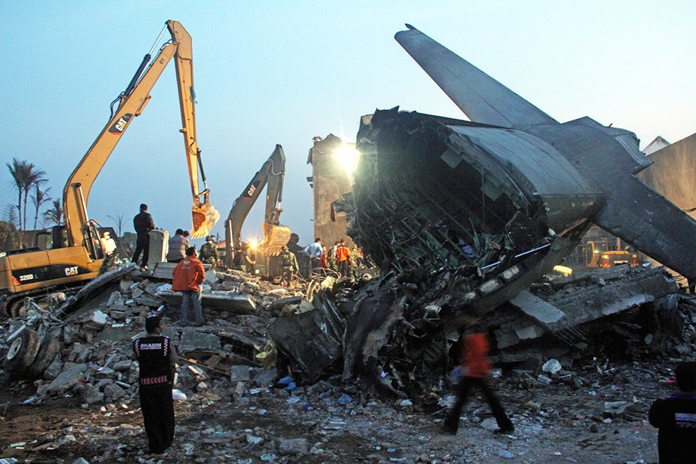 Спасательная операция на месте крушения самолета в Индонезии