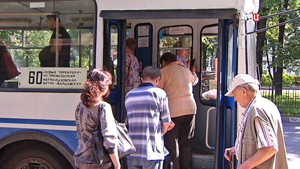 Пассажиры заходят в троллейбус