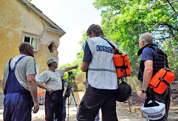 Сотрудники миссии ОБСЕ осматривают место обстрела в Донбассе