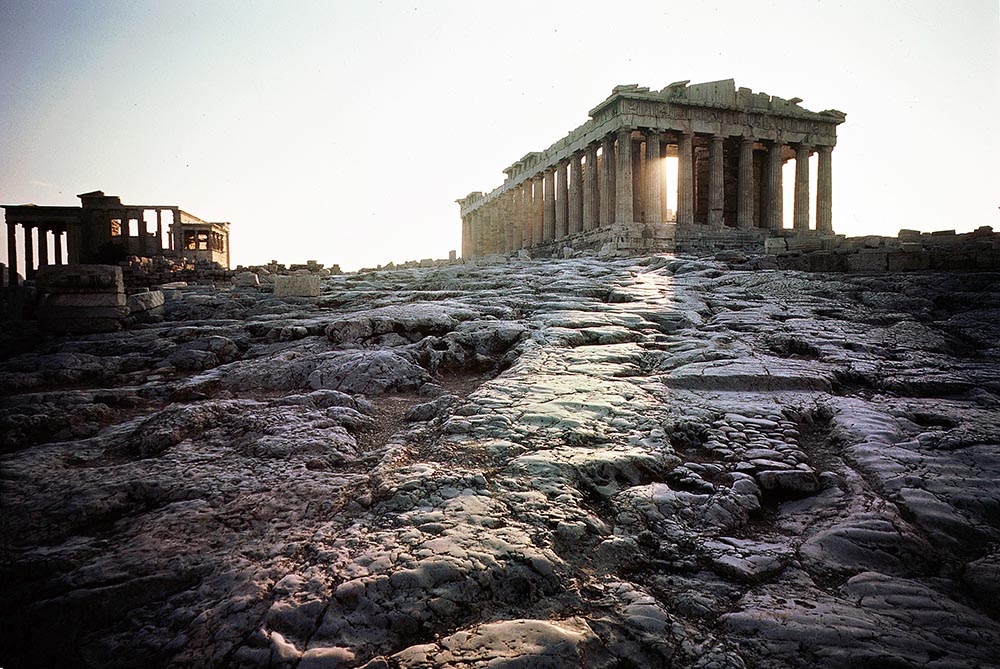 Древнегреческий храм на афинском Акрополе в Греции