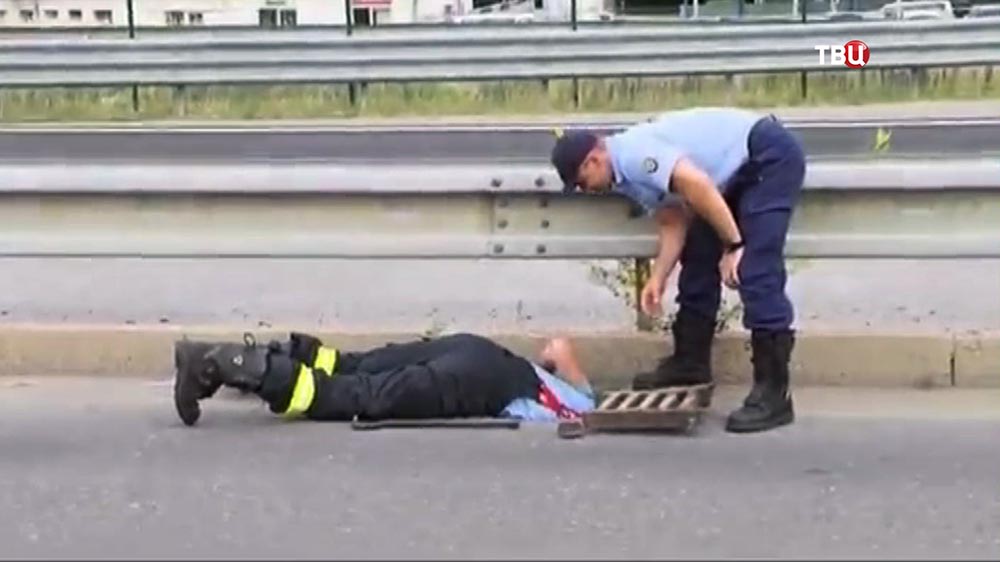 Полицейские спасают утят из канализации