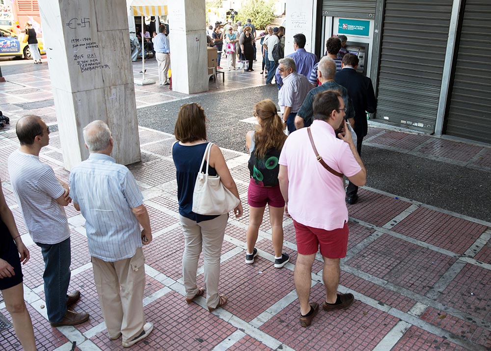 Очередь к банкоматам в Греции