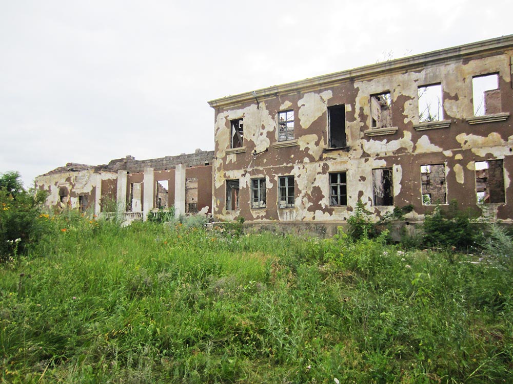 Последствия обстрела жилых кварталов в Донбассе