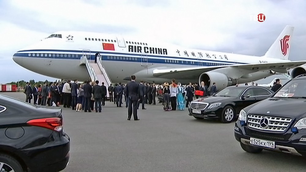 Самолет Председателя КНР Си Цзиньпина в международном аэропорту
