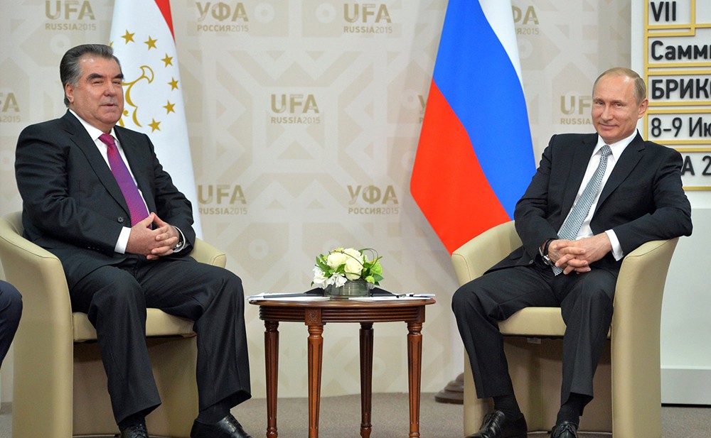 Президент России Владимир Путин и президент Таджикистана Эмомали Рахмон на саммите в Уфе