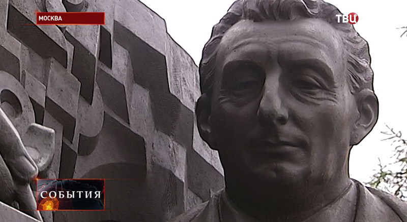 Памятник лауреату Нобелевской премии по физике Александру Прохорову