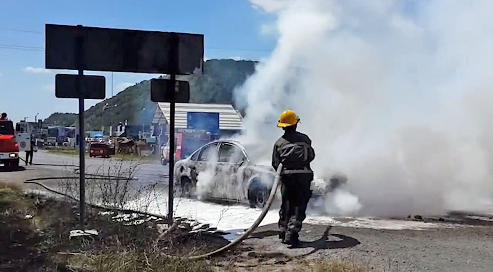 Пожарные в Мукачево тушет горящие машины