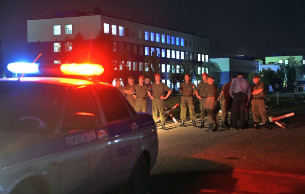 Полиция и военнослужащие на месте обрушения в здании казарм учебного центра ВДВ в Омске