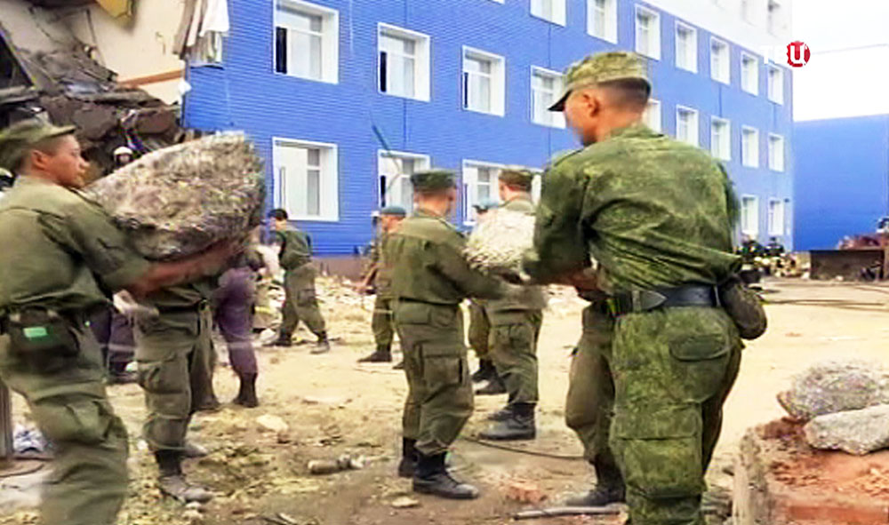 Разбор завалов на месте обрушения в здании казарм учебного центра ВДВ в Омске