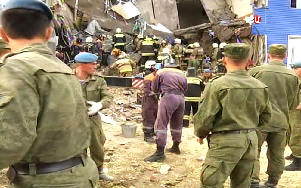 Разбор завалов на месте обрушения в здании казарм учебного центра ВДВ в Омске