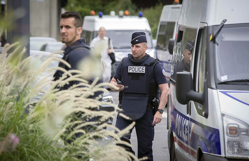 Французский полицейский спецназ проводит спецоперацию