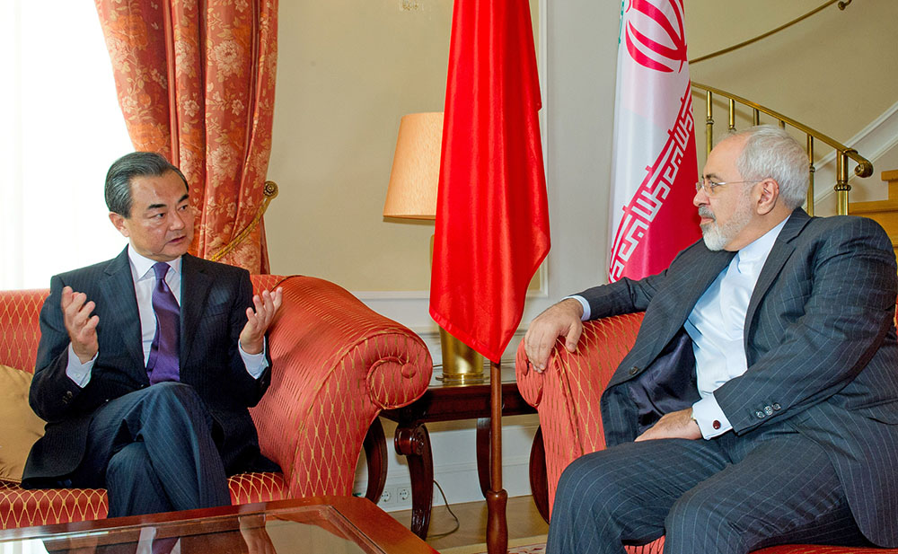 Министр иностранных дел КНР Ван И и глава МИД Ирана Джавад Зариф  