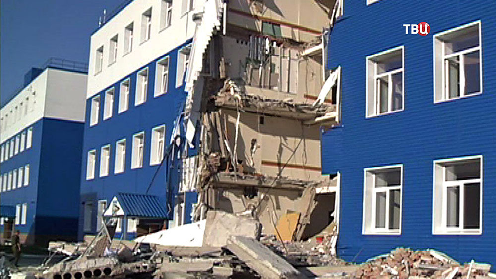 На месте обрушения в здании казарм учебного центра ВДВ в Омске  