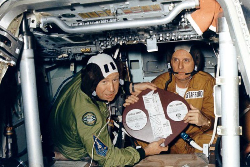 Космонавт Алексей Леонов и астронавт Томас Стаффорд демонстрируют памятные медали стыковки "Союз-Аполлон"