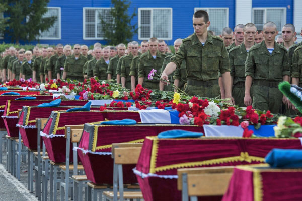 Военнослужащие на церемонии прощания с погибшими при обрушении казармы учебного центра ВДВ в Омской области