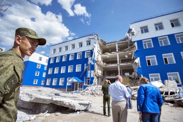 На месте обрушения в здании казарм учебного центра ВДВ в Омске  