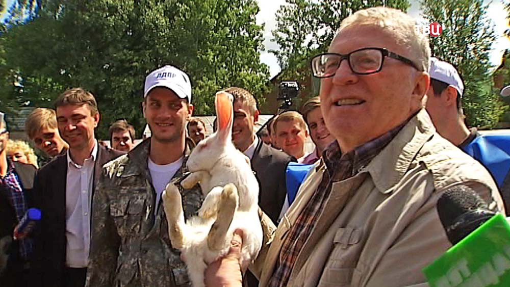 Владимир Жириновский держит кролика