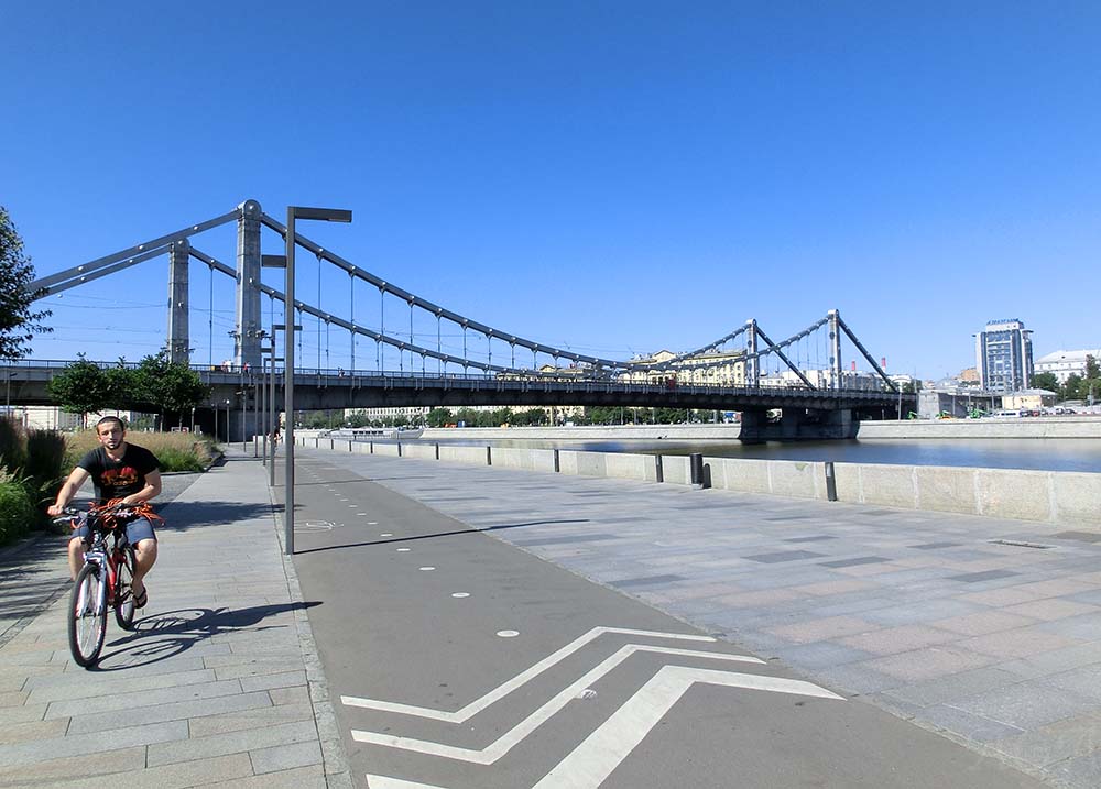 Вид на Крымский мост из парка "Музеон"