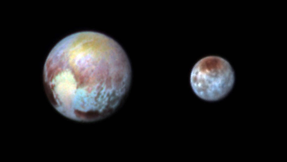 Планета Плутон и его большой спутник Харон