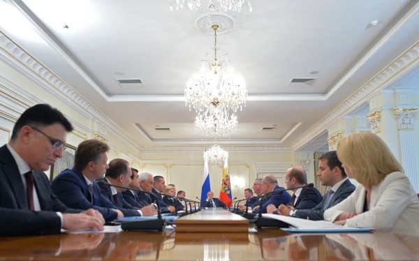 Президент России Владимир Путин проводит совещание с членами правительства РФ 