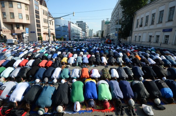 Мусульмане на одной из улиц у соборной мечети в Москве 