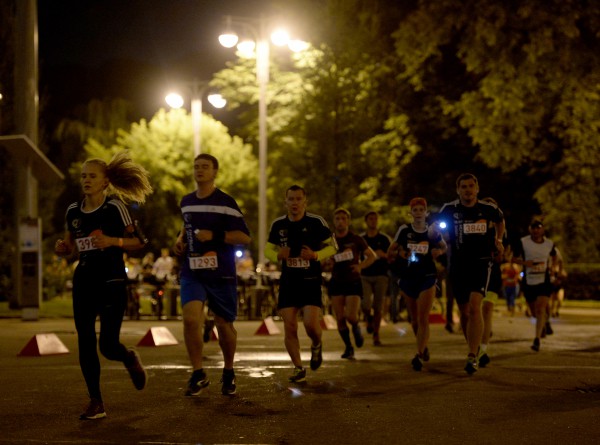 Участники ночного забега на Лужнецкой набережной в Москве
