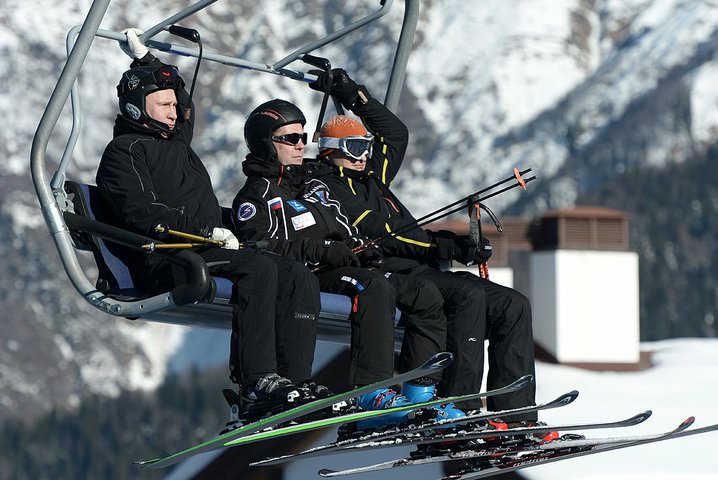 Владимир Путин с Дмитрием Медведевым на лыжно-биатлонном комплексе "Лаура"