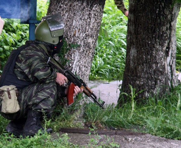 Сотрудники правоохранительных органов проводят специальную операцию по задержанию группы боевиков в Нальчике