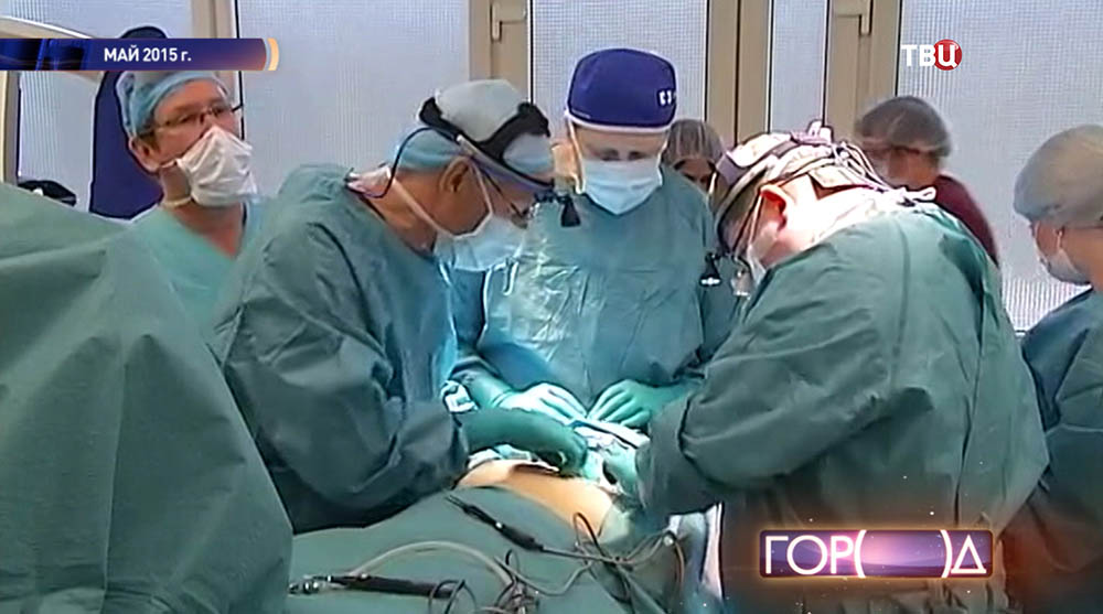Хирурги проводят операцию 