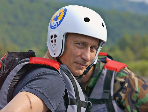 Президент РФ Владимир Путин готовится к двухчасовому сплаву на рафтах по горной реке Чарыш