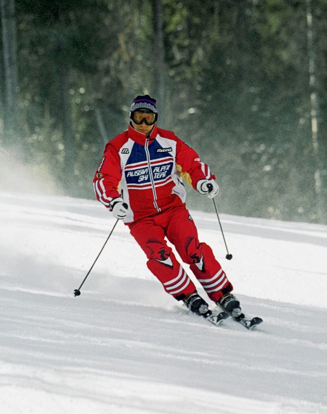 Президент России Владимир Путин катается на лыжах во время кратковременного отпуска на спортивной базе "Байкальская" в Иркутской области