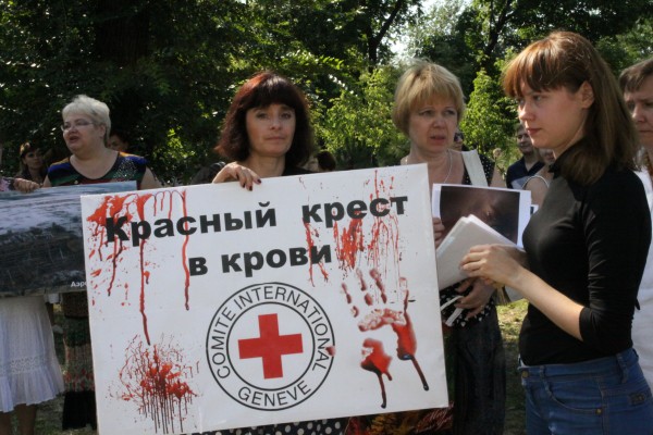 Жители Донецка на митинге-протесте против сотрудников Красного креста и ОБСЕ