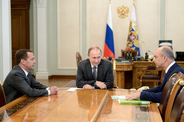 Президент России Владимир Путин, премьер-министр России Дмитрий Медведев (слева) и министр финансов РФ Антон Силуанов (справа) во время встречи