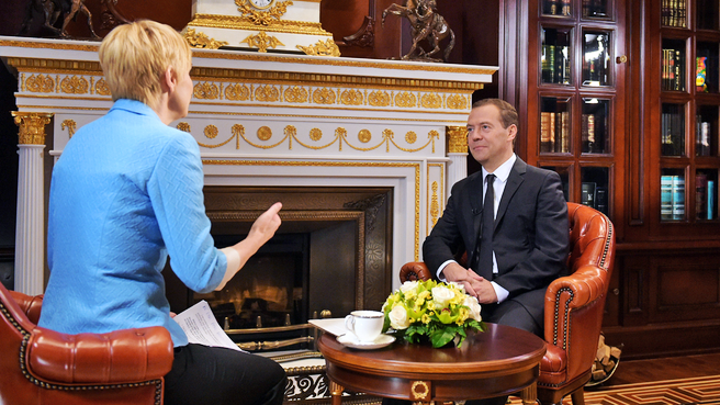 Председатель правительства РФ Дмитрий Медведев во время интервью телерадиокомпании "Радио и Телевидение Словении"