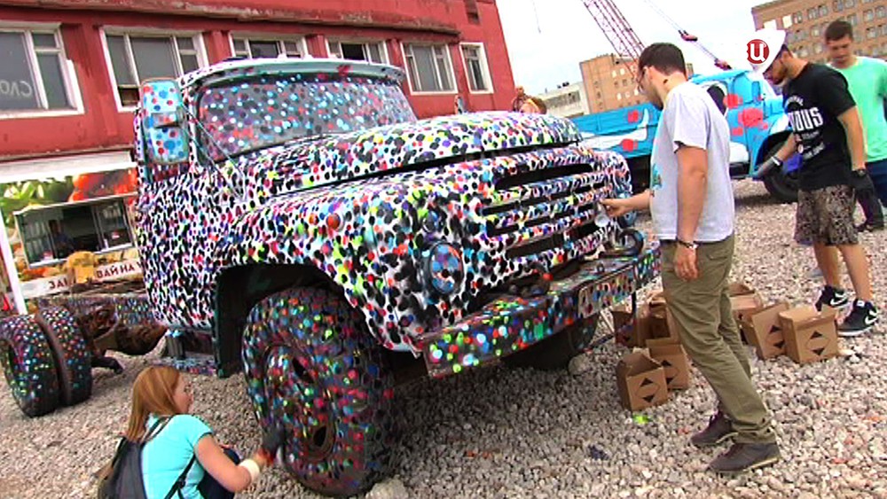 Мастера граффитри разрисовали грузовики "ЗИЛы"